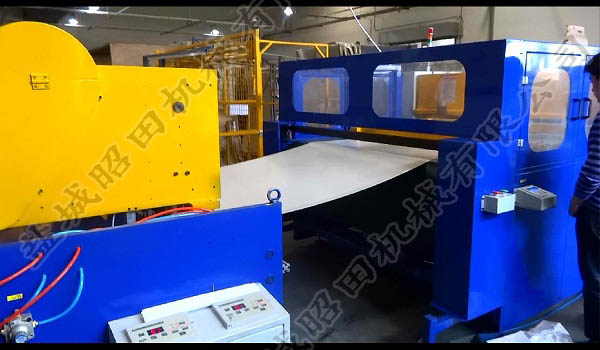 卷材连续作业裁断机的背面图片